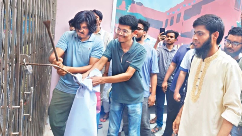 কুয়েটের ৩৭ শিক্ষার্থী বহিষ্কার: ভিসির অপসারণে এক দফা, ভাঙল ছয় হলের তালা